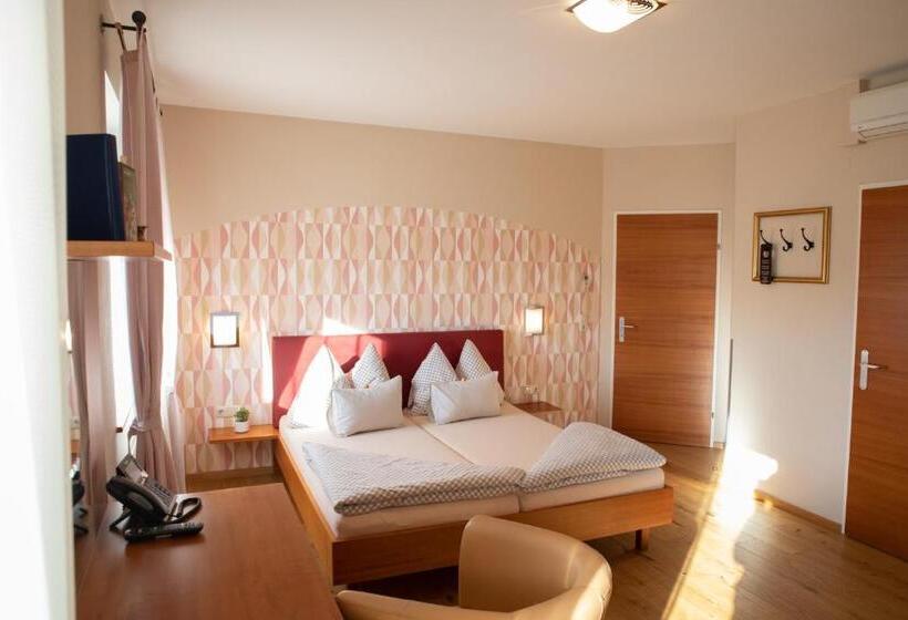 غرفة قياسية, Restaurant Hotel Schrott