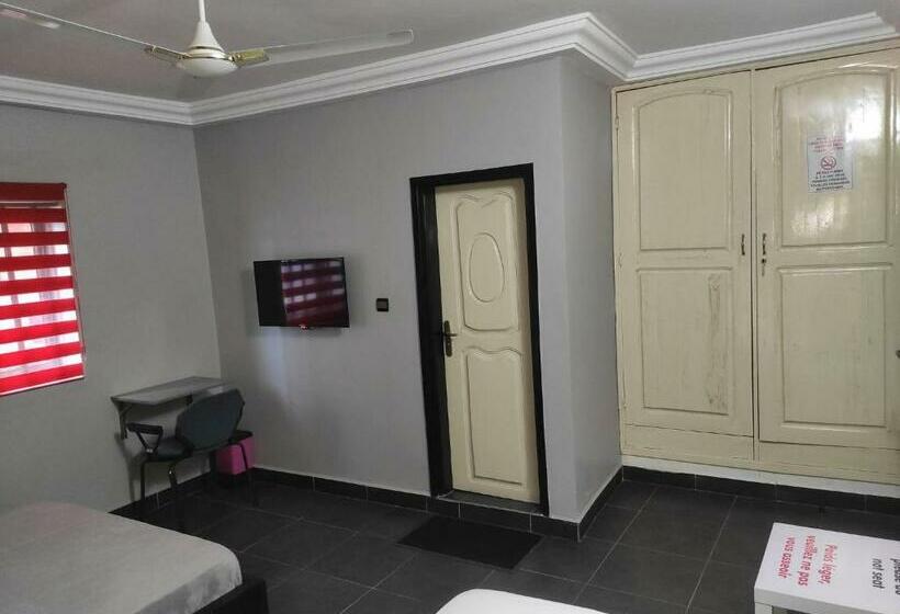 اتاق استاندارد سه نفره, Room In Guest Room   Deluxe Twin Beds That Sleeps 3 In Royal Blue Guest House And Bar