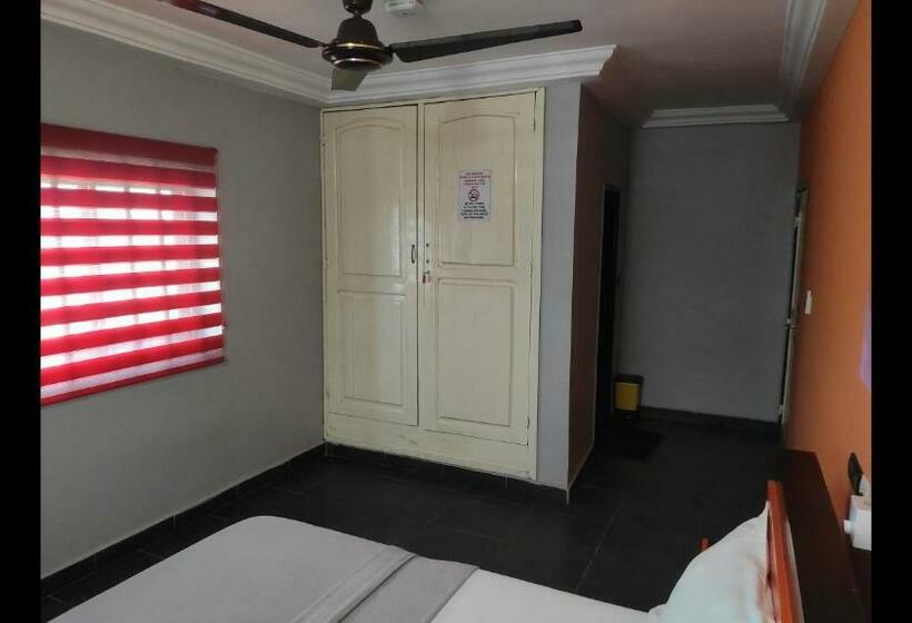 اتاق استاندارد سه نفره, Room In Guest Room   Deluxe Twin Beds That Sleeps 3 In Royal Blue Guest House And Bar