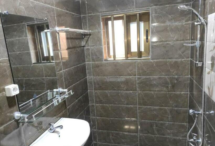 اتاق استاندارد سه نفره, Room In Guest Room   Deluxe Twin Beds That Sleeps 3 In Royal Blue Guest House And Bar