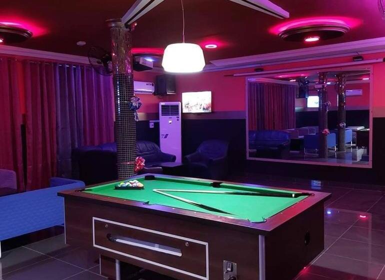 اتاق استاندارد سه نفره, Room In Guest Room   Deluxe Twin Beds That Sleeps 3 In Royal Blue Guest House And Bar