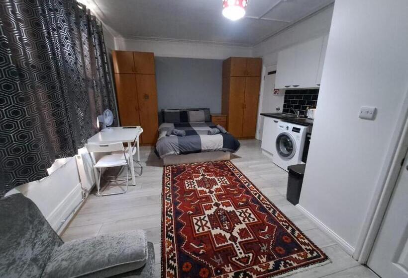 スタンダードルーム, Private Studio On Finchley Road