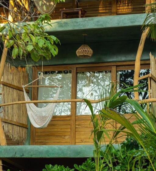 חדר דלוקס לשלושה, Cocos