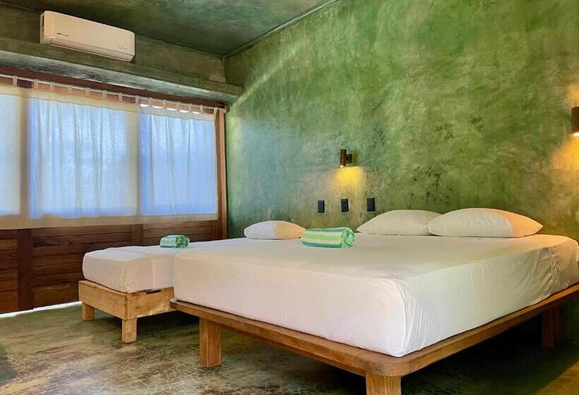 חדר דלוקס לשלושה, Cocos