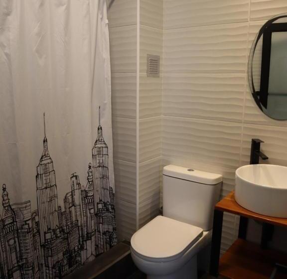 标准三人间, Hostal Litoral