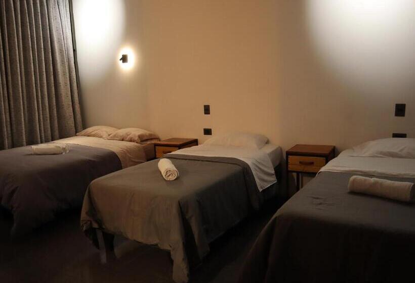 家庭间, Hostal Litoral