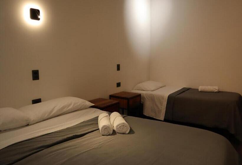 带泳池的标准三人间, Hostal Litoral