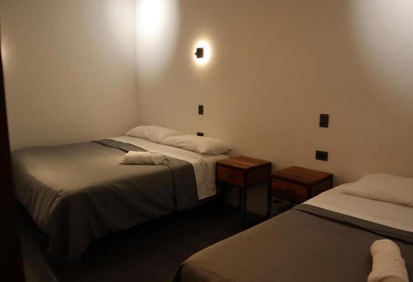带泳池的标准三人间, Hostal Litoral