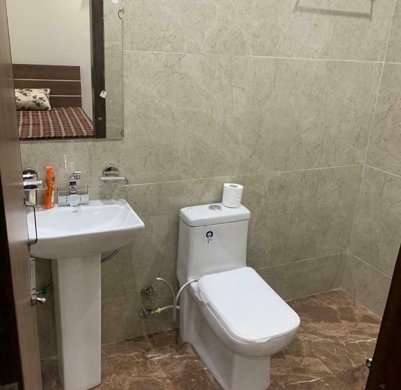Трехместный Номер Deluxe, Pop 80627j  Crowne Plaza