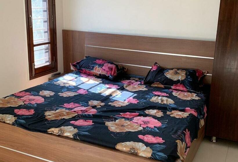Трехместный Номер Deluxe, Pop 80627j  Crowne Plaza