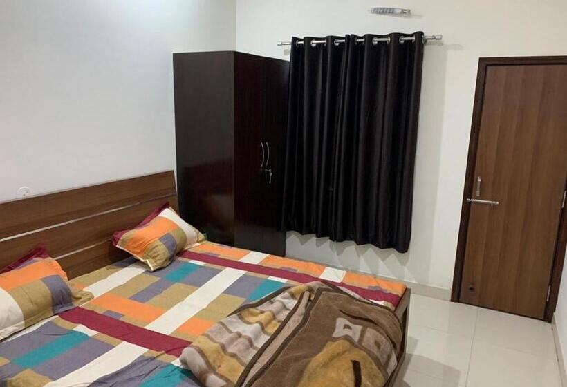 Трехместный Номер Deluxe, Pop 80627j  Crowne Plaza