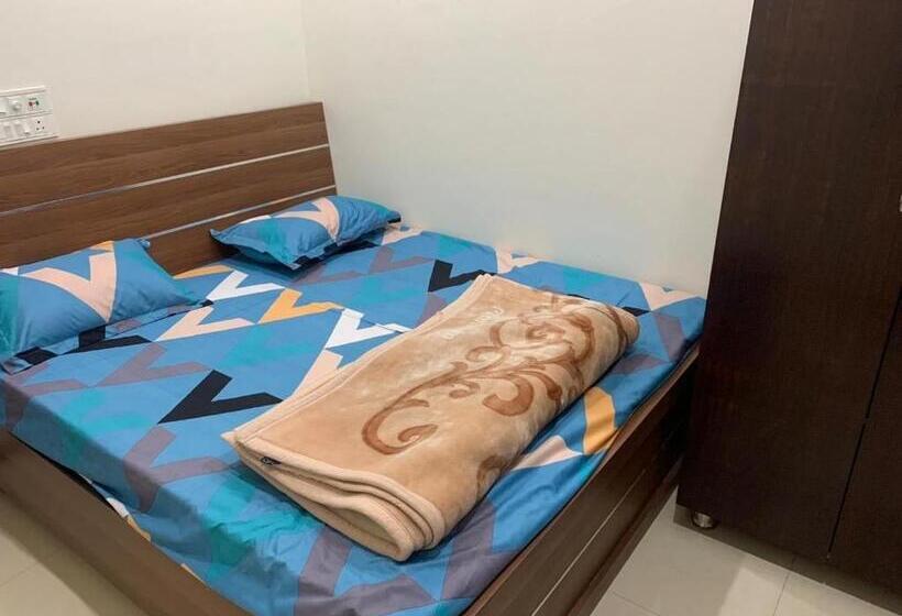Трехместный Номер Deluxe, Pop 80627j  Crowne Plaza