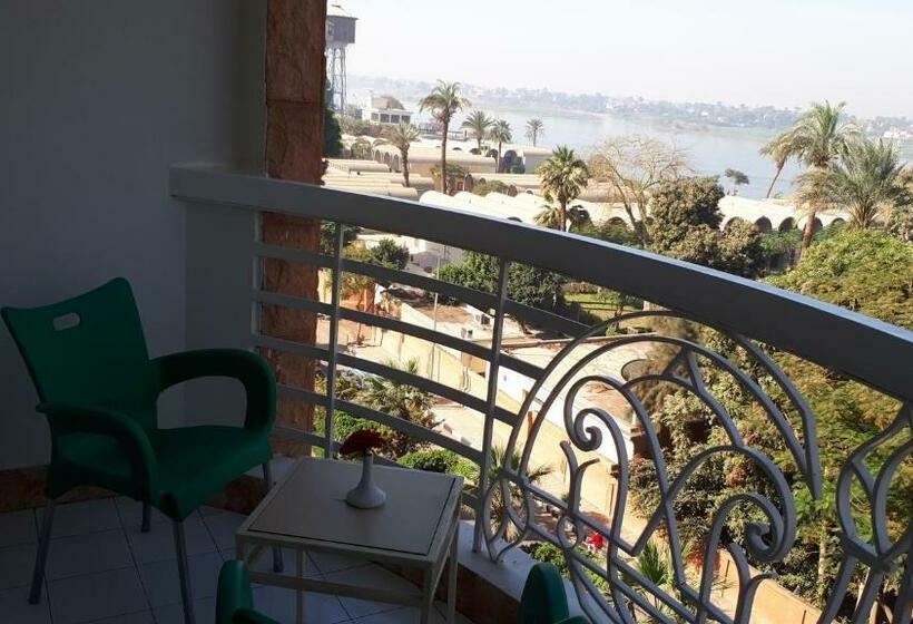 اتاق استاندارد با بالکن, New Pola