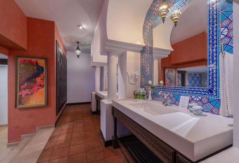 جناح مزود بجاكوزى, Rixos Park Belek, The Land of Legends Access