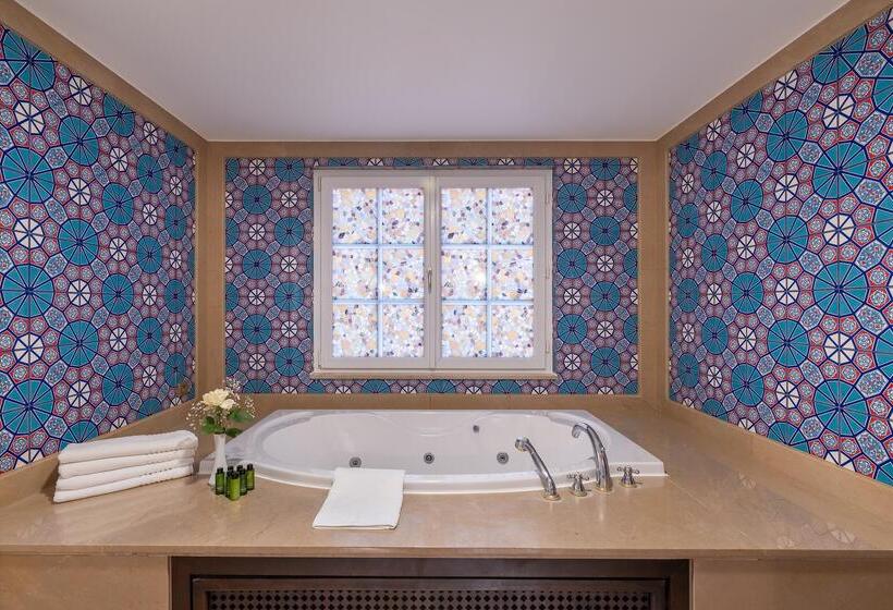 جناح مزود بجاكوزى, Rixos Park Belek, The Land of Legends Access