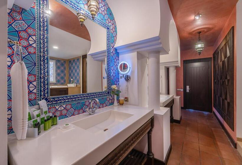 جناح مزود بجاكوزى, Rixos Park Belek, The Land of Legends Access