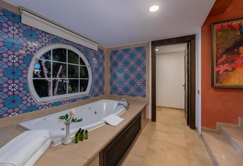 جناح مزود بجاكوزى, Rixos Park Belek, The Land of Legends Access