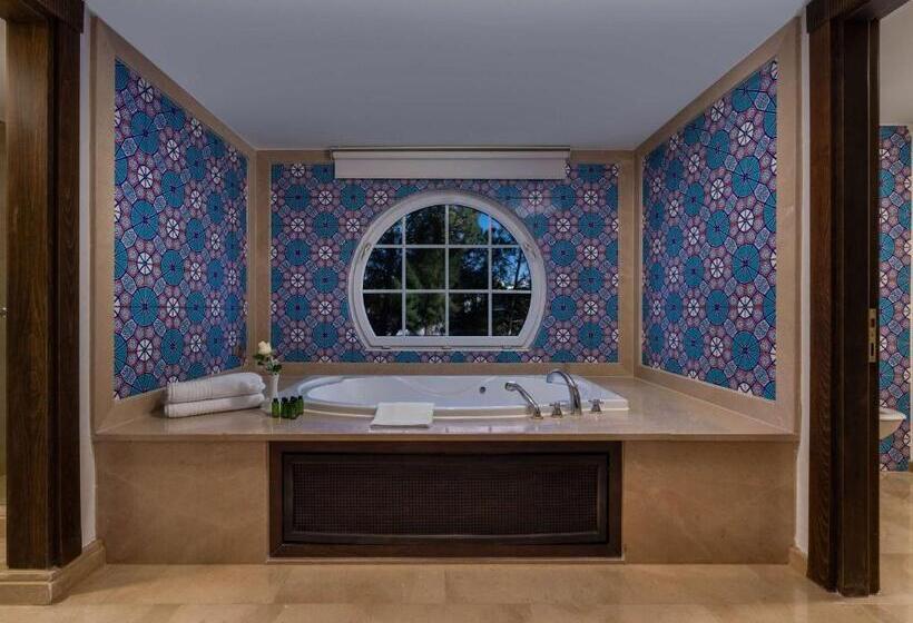 جناح مزود بجاكوزى, Rixos Park Belek, The Land of Legends Access