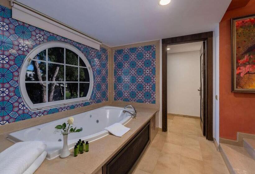جناح مزود بجاكوزى, Rixos Park Belek, The Land of Legends Access