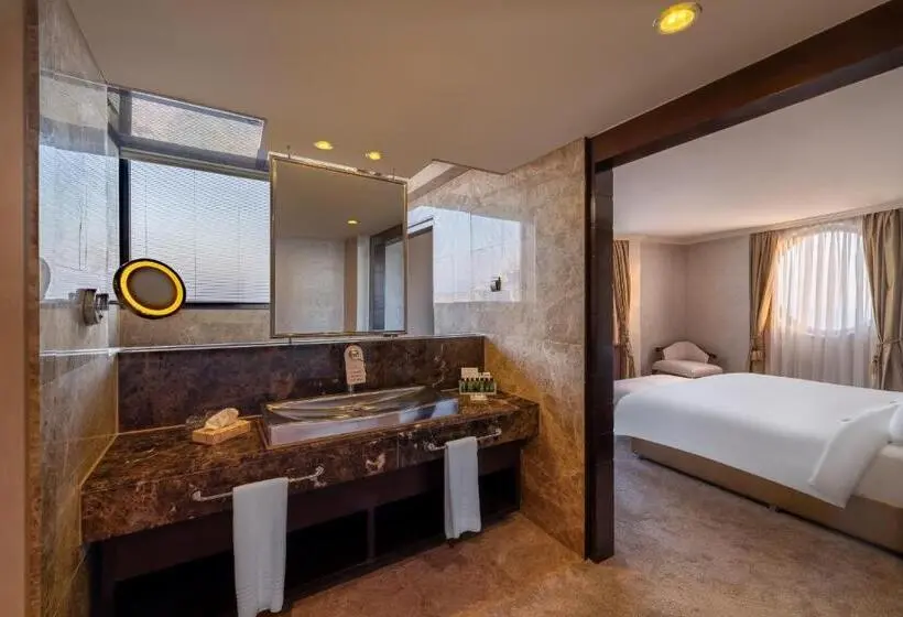 Suite King Bed
