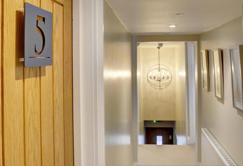 غرفة عائلية, The Bridge House Henley