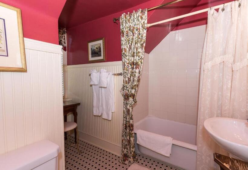 带大床的套房, Cedars Of Williamsburg Bed & Breakfast