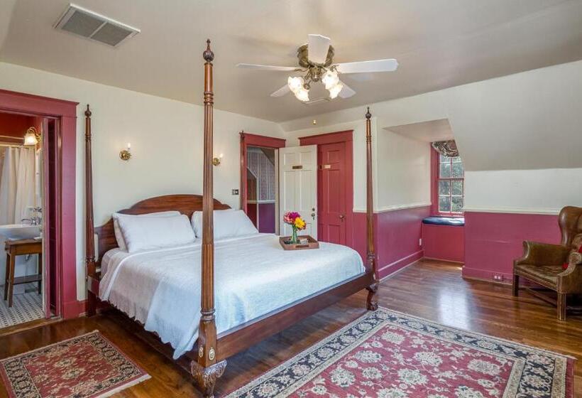 带大床的套房, Cedars Of Williamsburg Bed & Breakfast