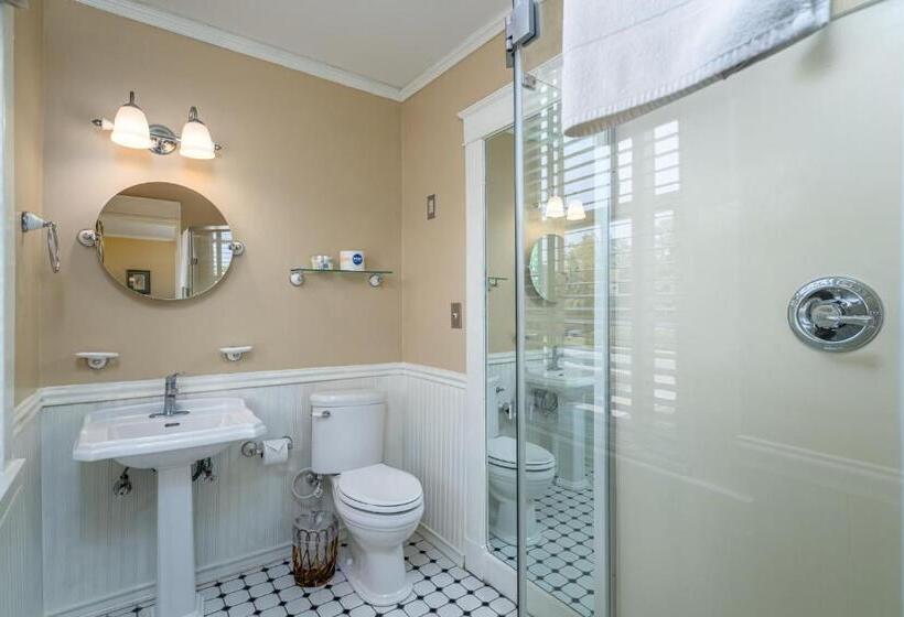 带大床的标准间, Cedars Of Williamsburg Bed & Breakfast