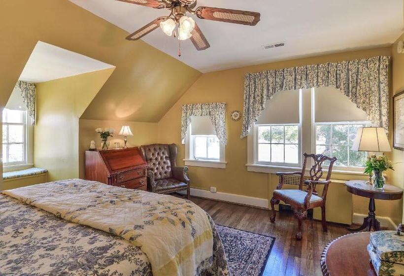 带大床的标准间, Cedars Of Williamsburg Bed & Breakfast