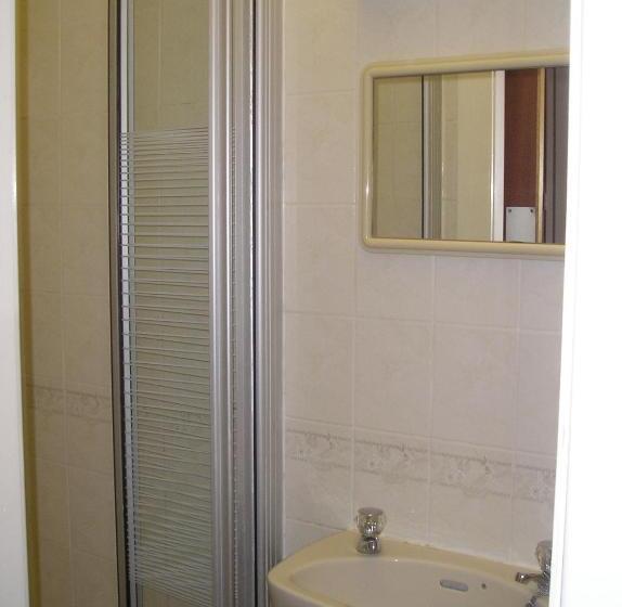 اتاق عادی, Lee & Chris S Belvedere  Adults Only