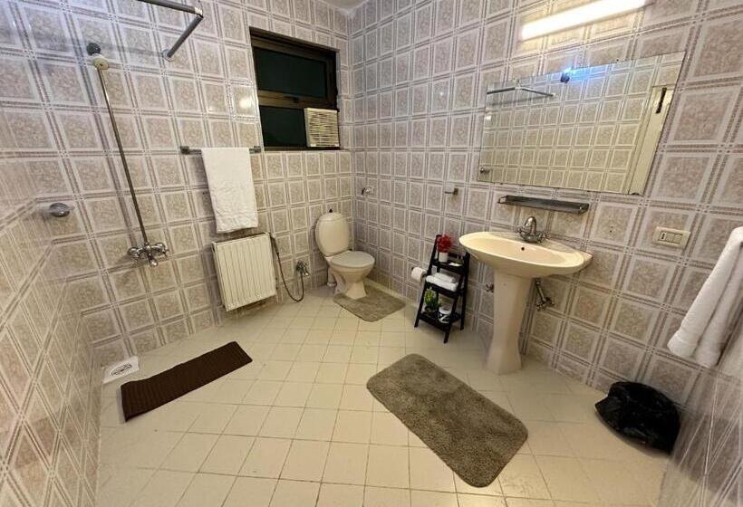 کابین, White House Cottages