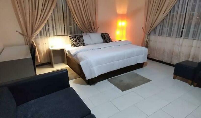 חדר משפחתי, Fresh Air Lodge