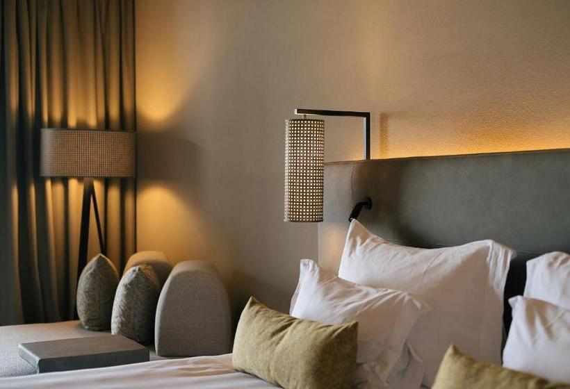 جناح جونيور, Cape Of Senses