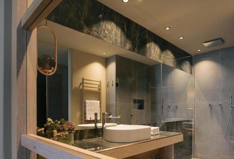 جناح جونيور, Cape Of Senses