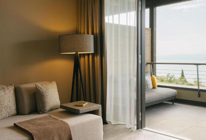 جناح ديلوكس, Cape Of Senses