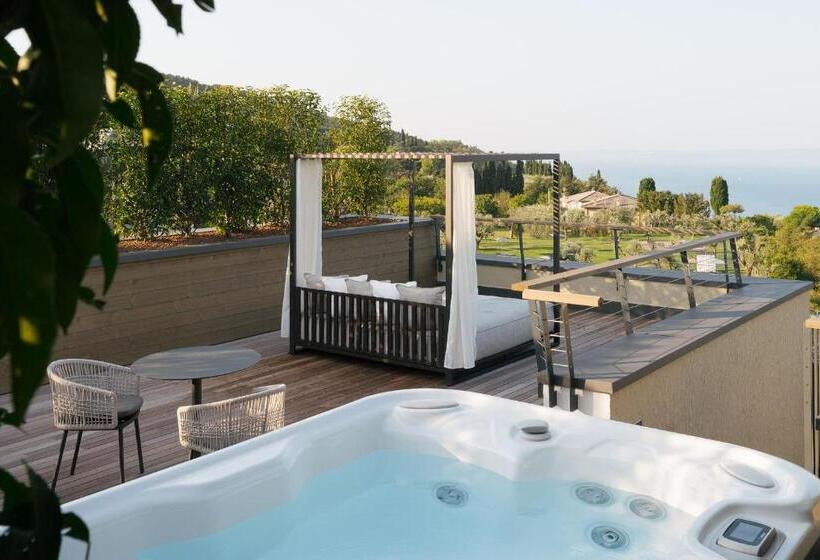 جناح مزود بجاكوزى, Cape Of Senses