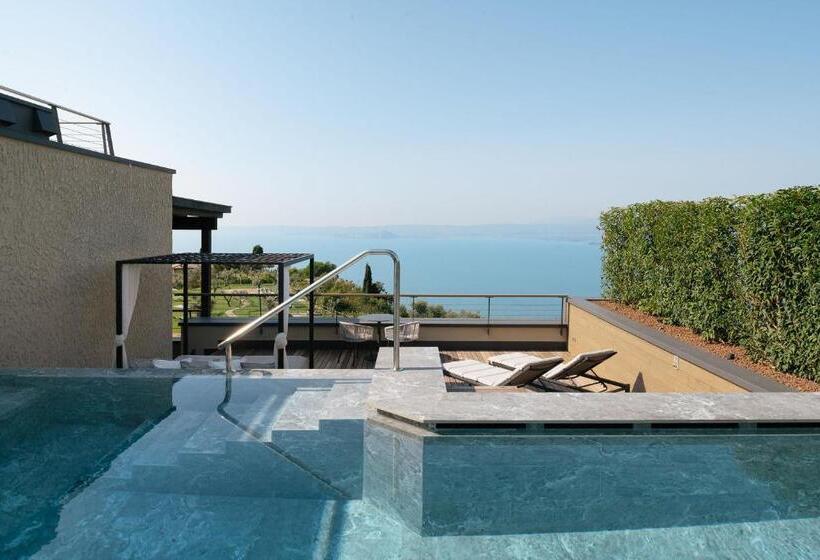 جناح مزود بحمام سباحة, Cape Of Senses