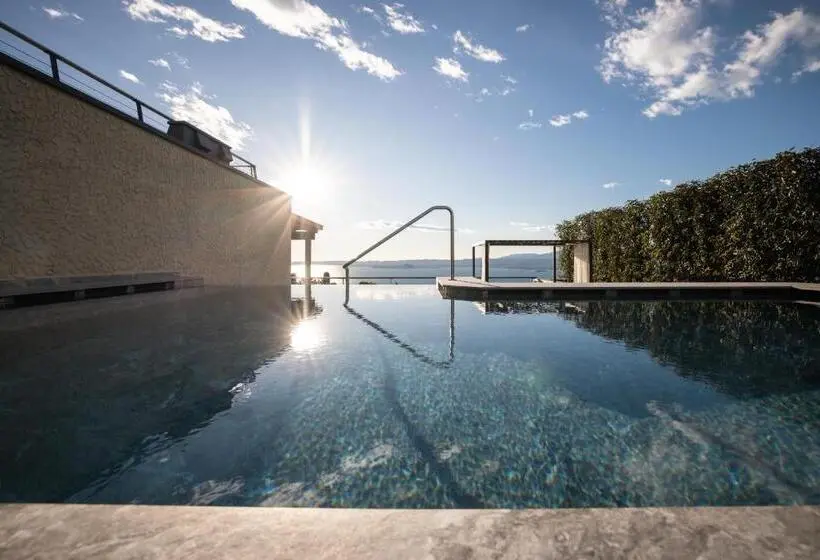 Sviitti Uima-allas, Cape Of Senses