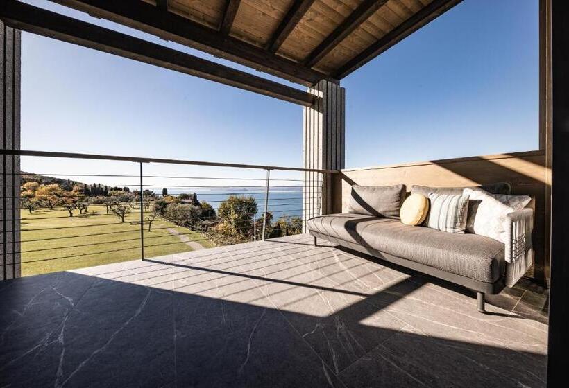 جناح مزود بحمام سباحة, Cape Of Senses