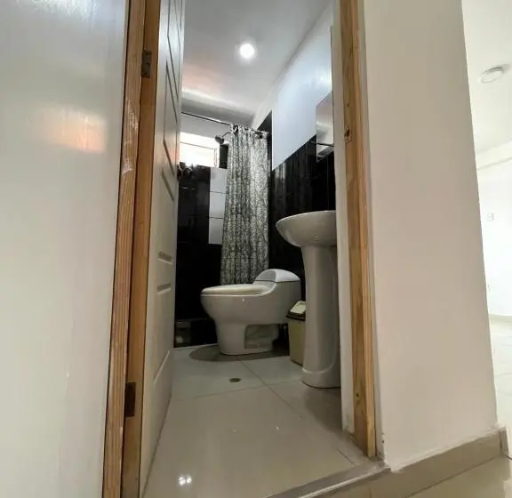 تختخواب در اتاق مشترک, Tony Montaña B&b