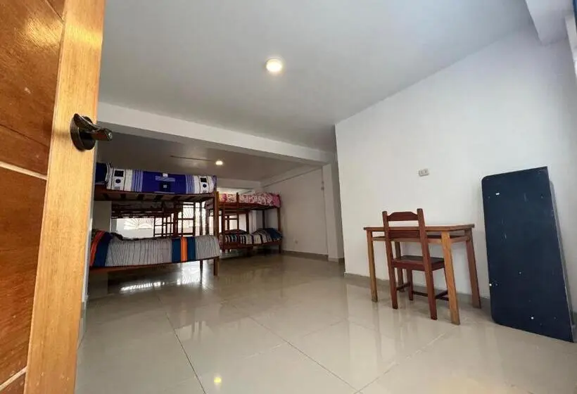 تختخواب در اتاق مشترک, Tony Montaña B&b