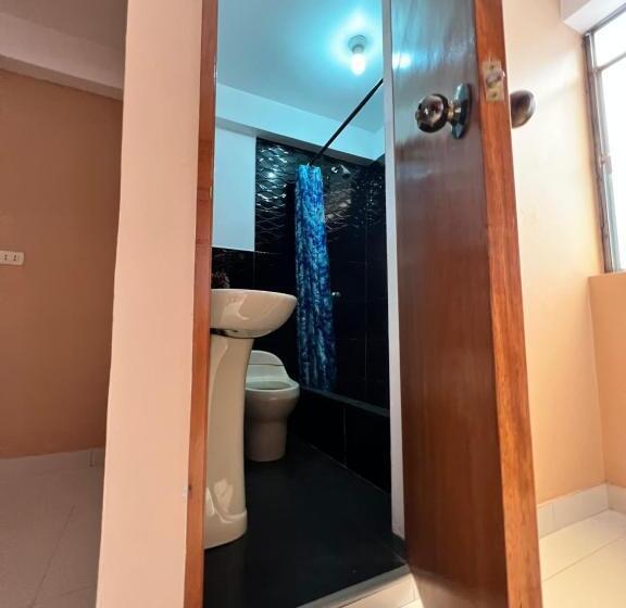 سرير فى غرفة مشتركه, Tony Montaña B&b