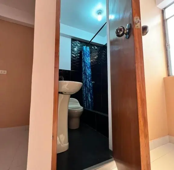 تختخواب در اتاق مشترک, Tony Montaña B&b