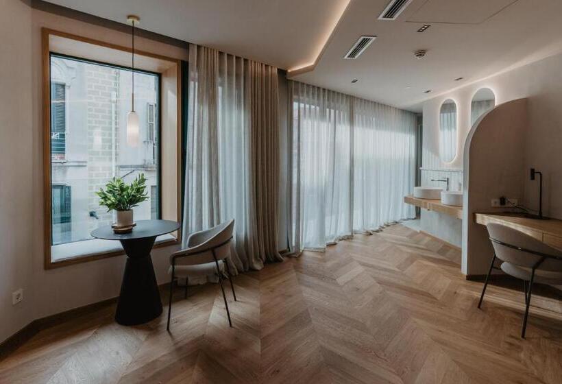 带露台的小型套房, Petit Luxe
