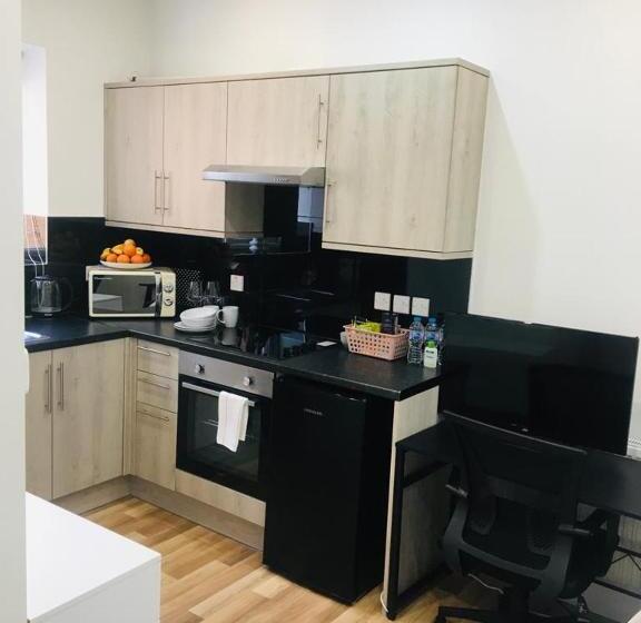 スタンダードスタジオ, Private Apartment  Centre Of West London  Next To Tube Station & Bus Link
