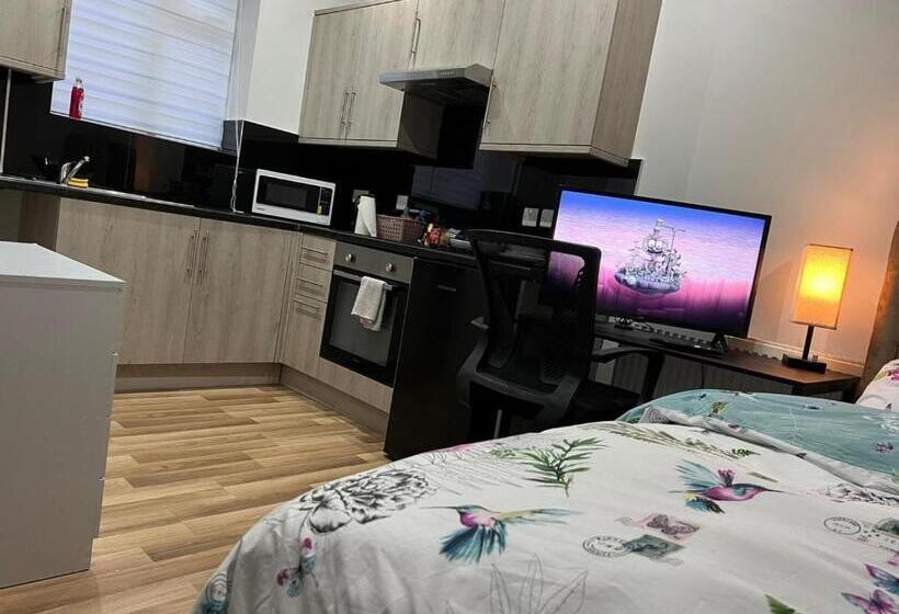 スタンダードスタジオ, Private Apartment  Centre Of West London  Next To Tube Station & Bus Link