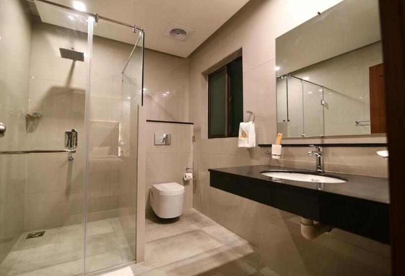 اتاق لوکس با تخت بزرگ, Royal Regency