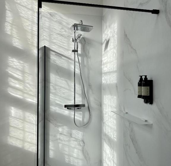 Номер Deluxe, Comic Art