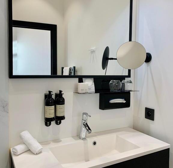 Номер Deluxe Вид на Канал, Comic Art