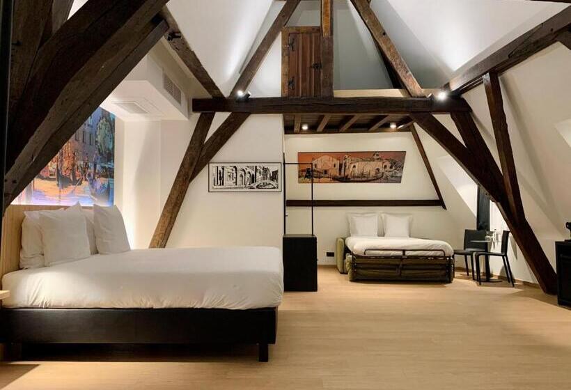 Family Suite, Comic Art